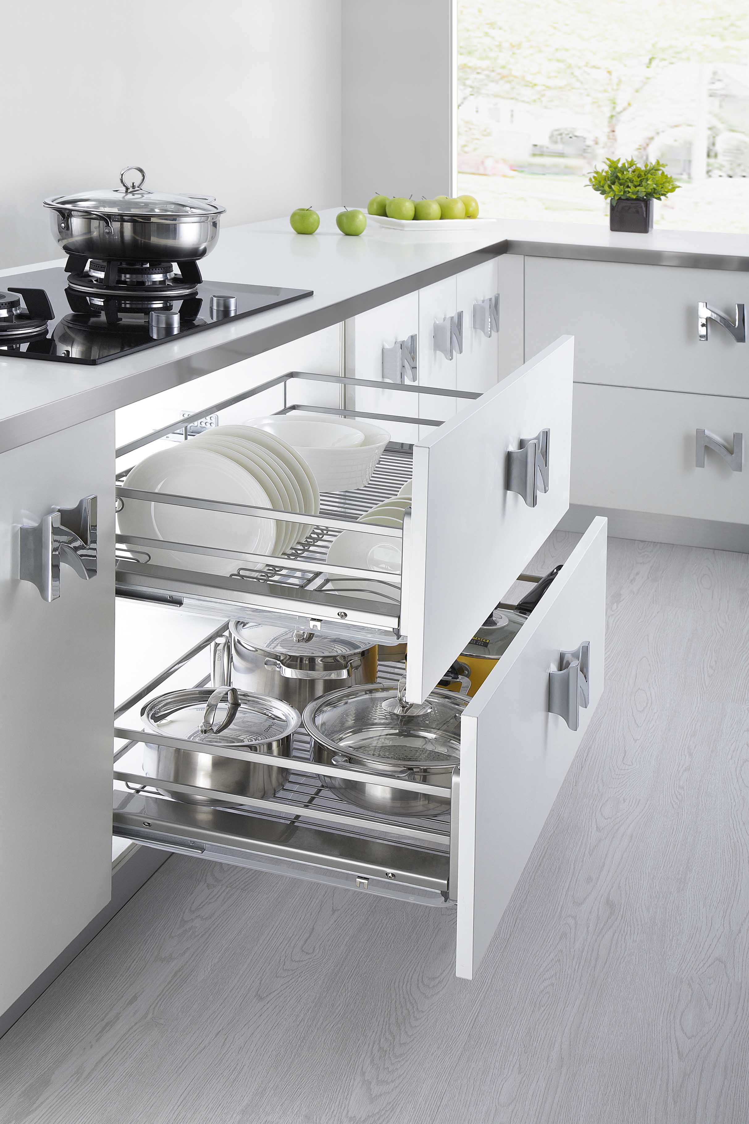 铝合金等,不同的拉篮功能不一样,橱柜里面常用到的功能拉篮是:调料