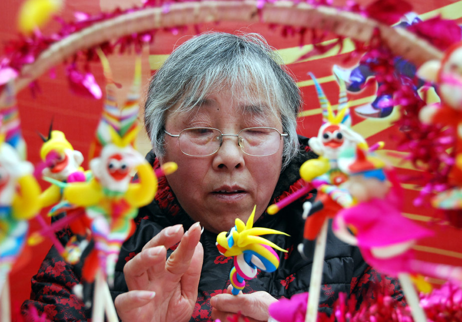  p>泥人面塑(捏泥人)是我国古老的一门传统民间艺术,它以泥巴陶土为主