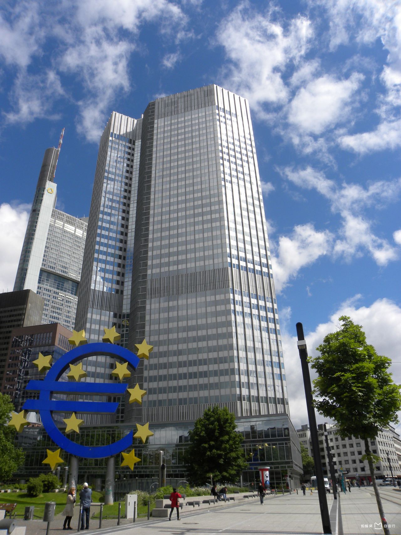  p>欧元塔(eurotower)是一座位于德国法兰克福银行区的40层摩天大楼.