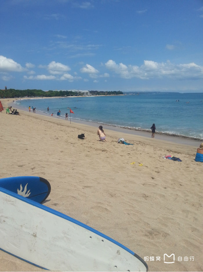  p>库塔海滩(kuta beach)号称巴厘岛上最美丽的海岸,这里的海滩平坦