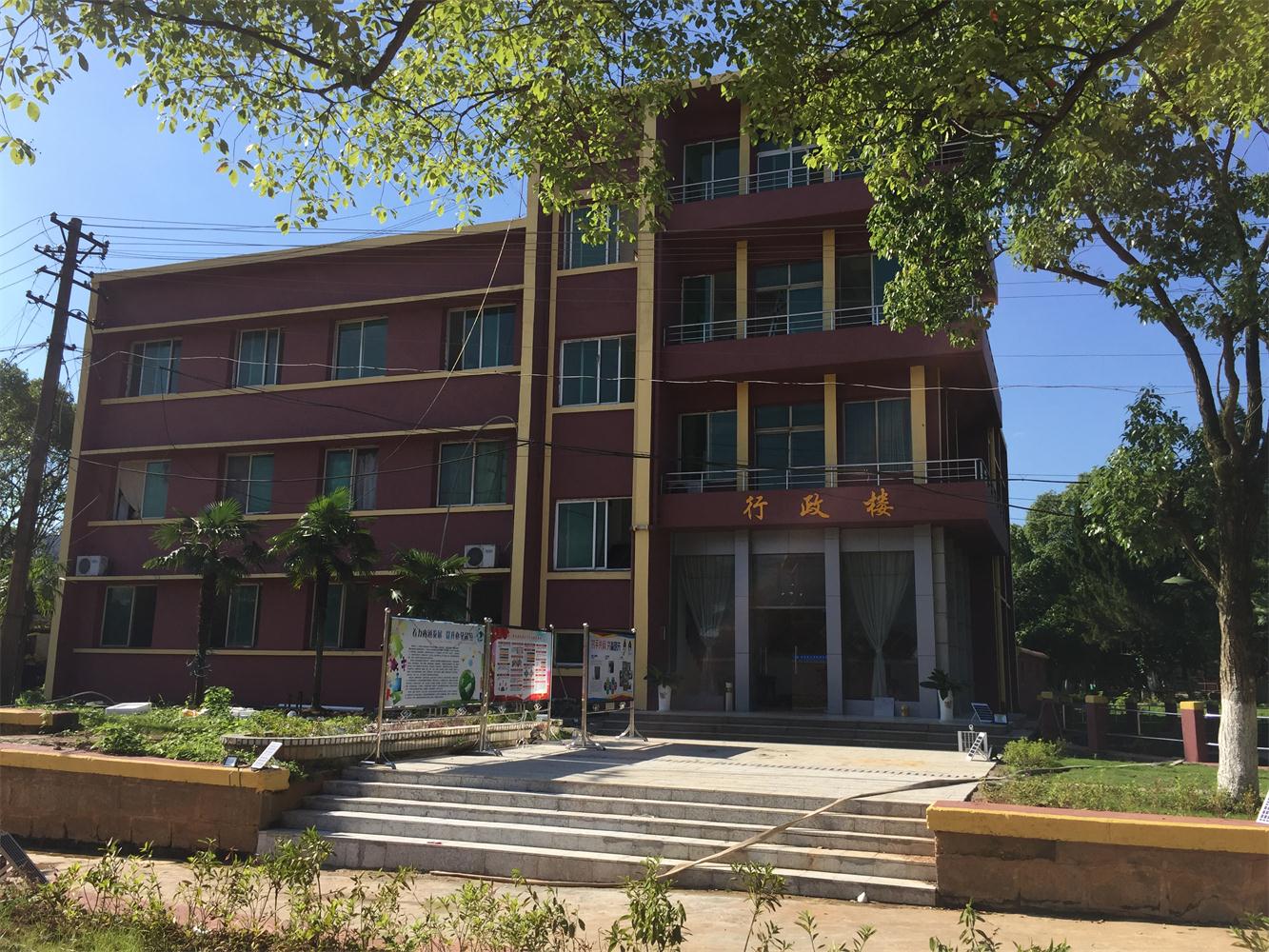  p>南昌华中技工学校,创建于1995年,是一所理工复合型的全日制技术
