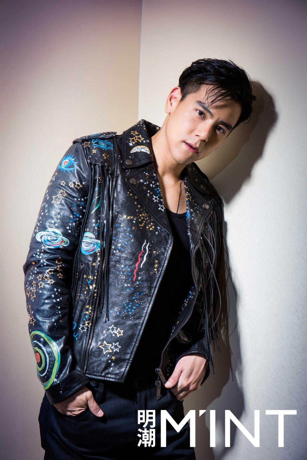 于台湾省澎湖县,毕业于不列颠哥伦比亚大学,加拿大籍华裔影视男演员