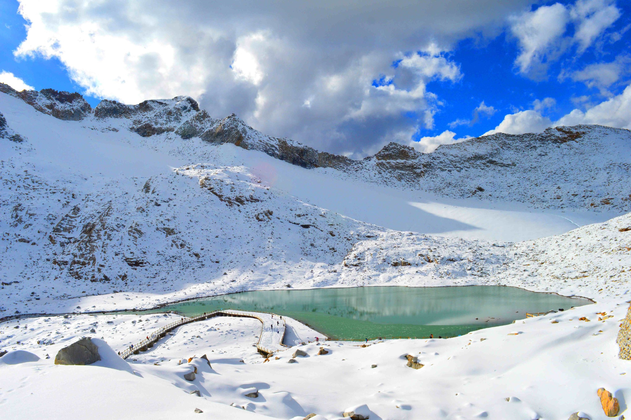 地球气候酷寒,高纬度地方的广阔区域为大陆冰川(continentalglacier)