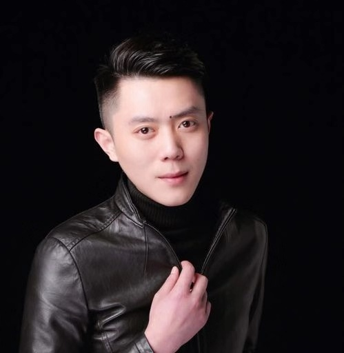 1989年8月6日出生于四川成都,2006年参加空军部队,2008年曾经参加过