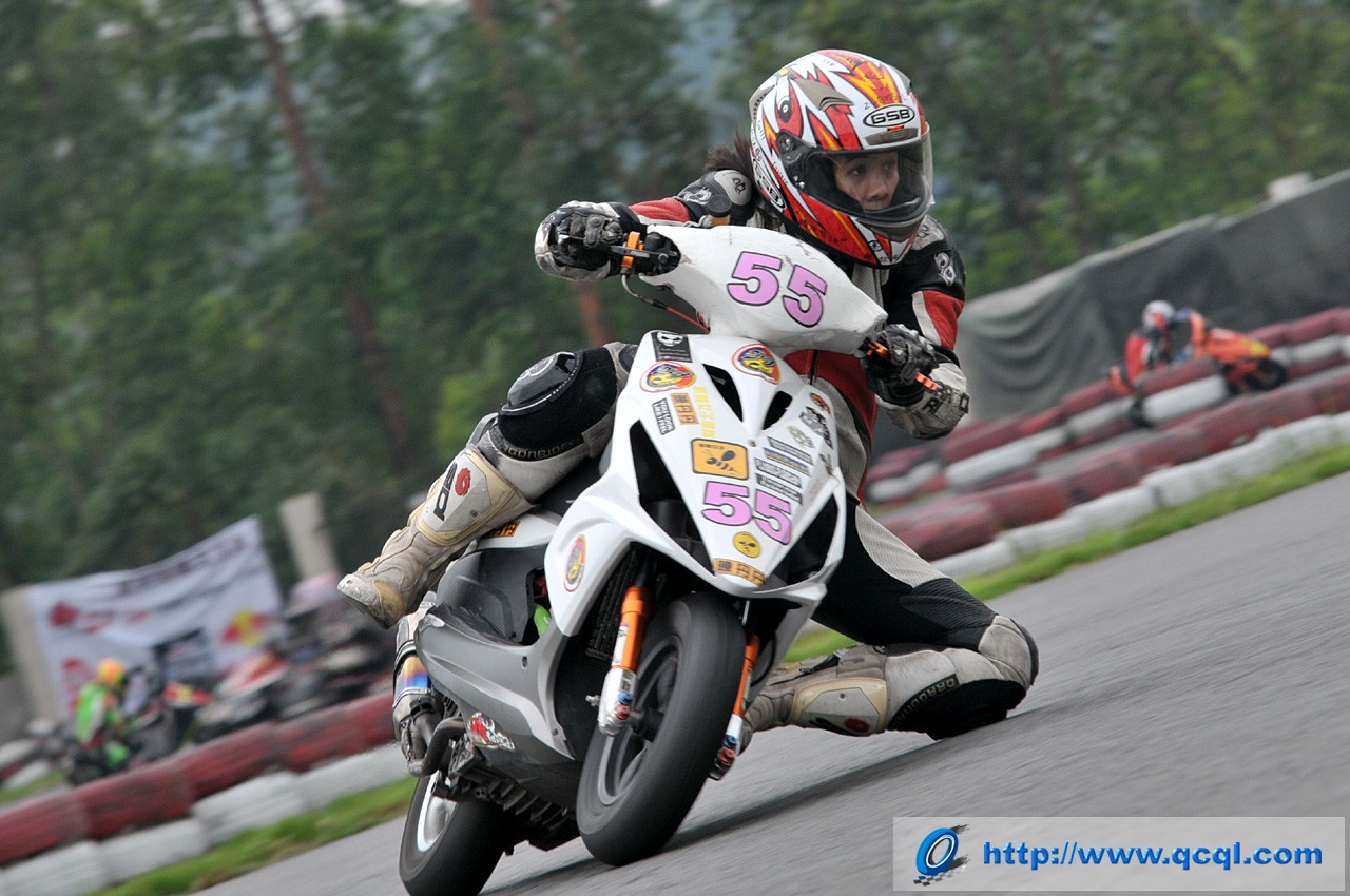 p>新蜂女子车队是中国第一支也是中国唯一一支参赛的女子摩托车赛车队