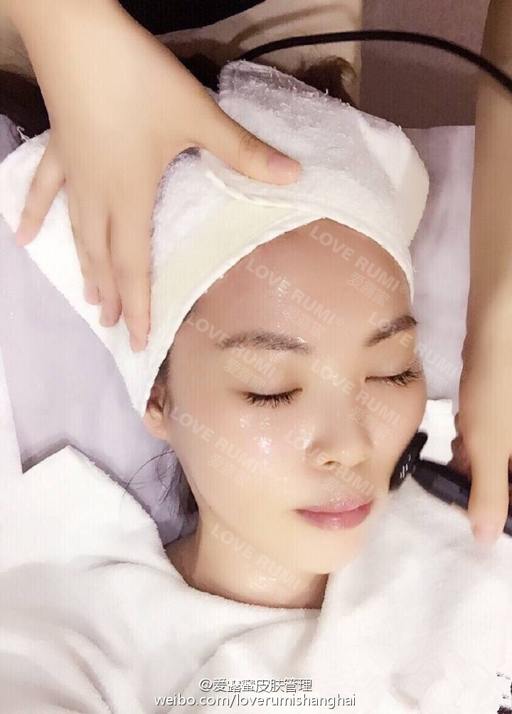  p data-id="gnzrjuank2">蜜色皮肤即蜂蜜色的皮肤,呈浅棕色.