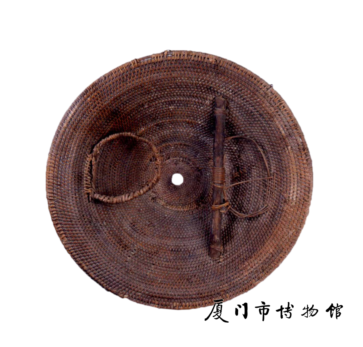  p>清郑军藤牌为清代文物.直径84厘米,高18厘米.