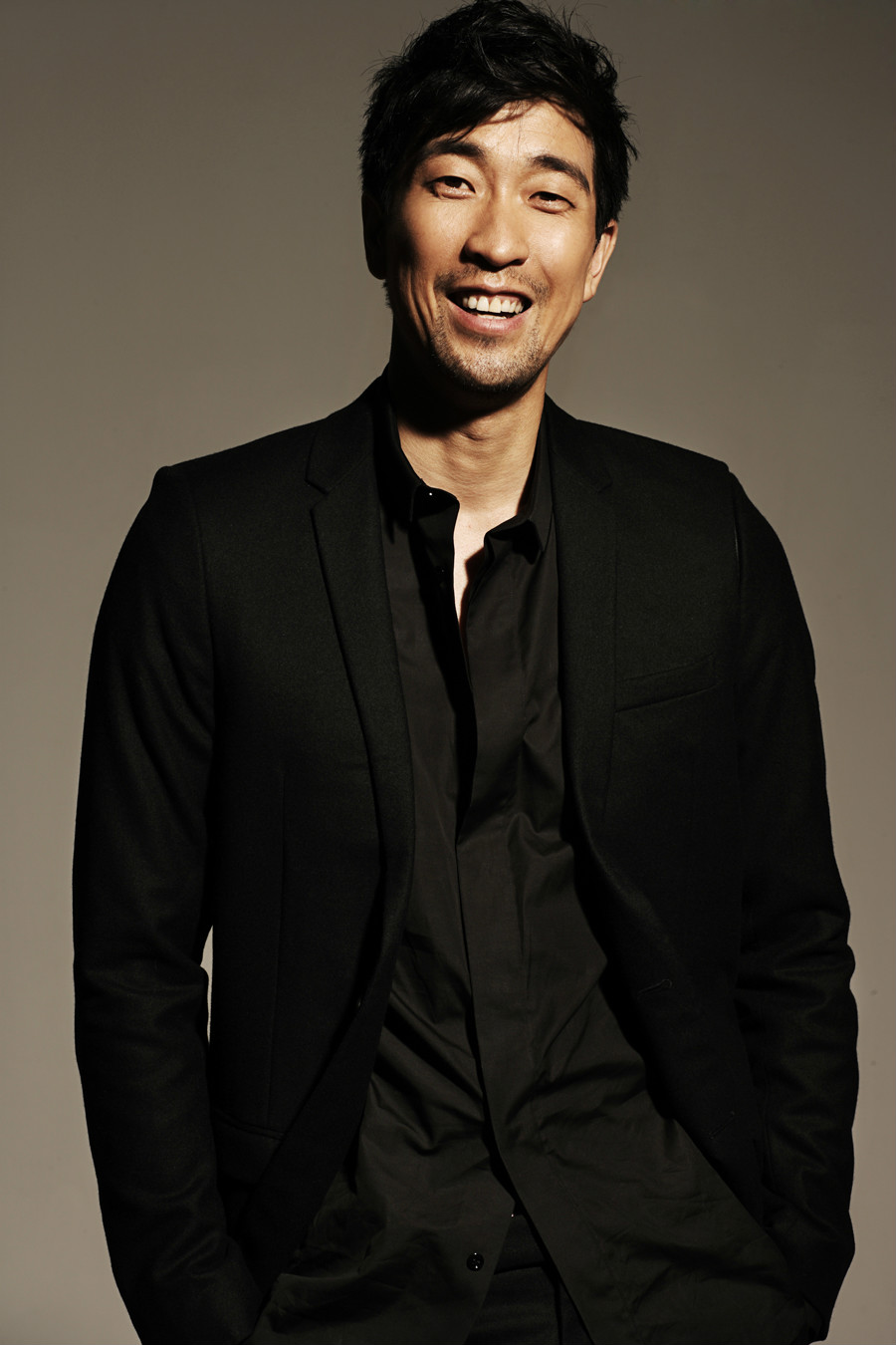  p>王千源(原名王锦鹏),1972年6月27日出生于辽宁省盘锦市,在沈阳长大