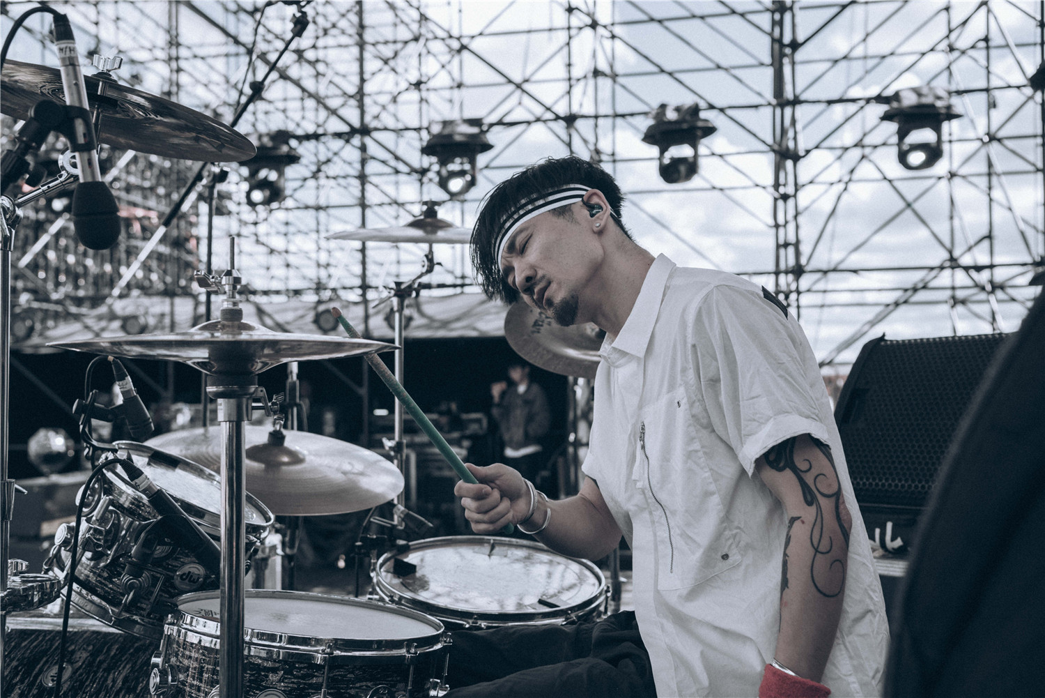 "go01quq0ro">何岩是我国杰出乐手之一,从十年前担任郑钧乐队御用鼓手