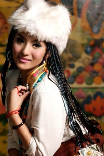 央金兰泽央金兰泽,出生于青海省玉树藏族自治州结古镇,中国内地女歌手