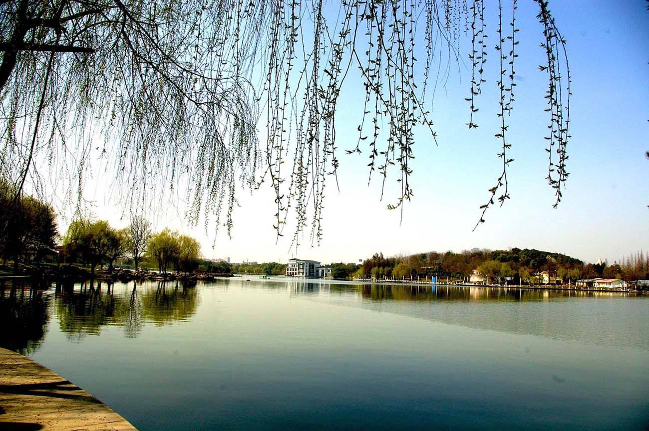  /a>安庆市迎江区菱湖南路中心,截至2013年底,菱湖风景区总占地面积4