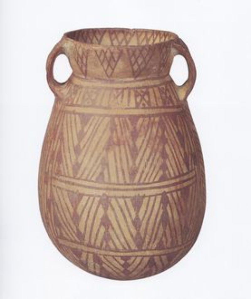  p>复道三角纹圜底彩陶罐是兰州市八里窑崖头出土的一件文物,现收藏于