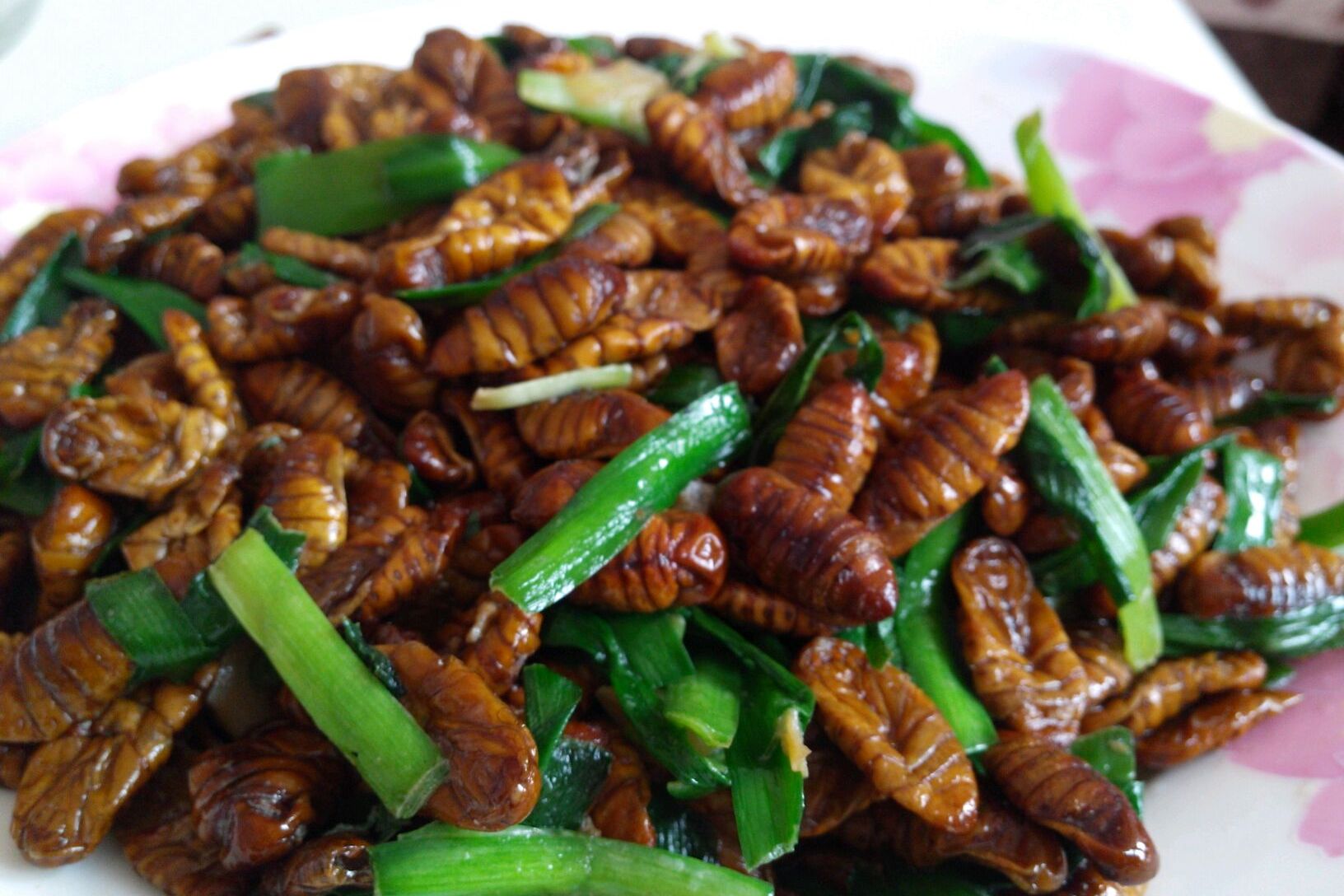 韭菜炒蚕蛹
