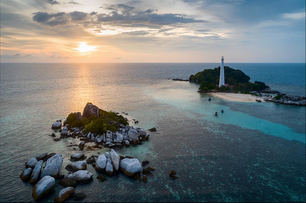 和 a href="#" data-lemmaid="10805843">勿里洞岛 /a>两个大岛及一些