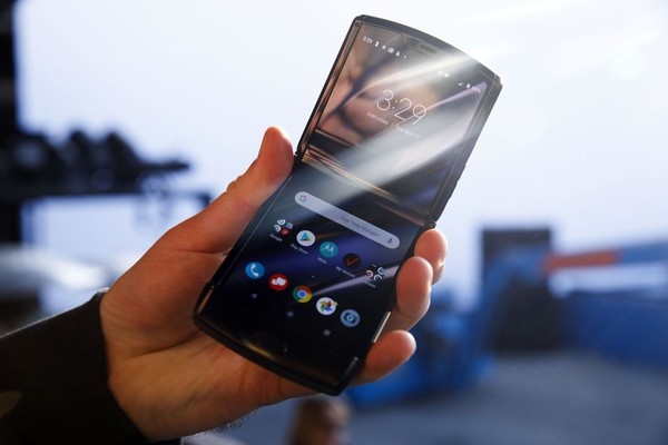 MOTO RAZR 2019外观设计亮眼 拨号界面神似RAZR V3_百科TA说
