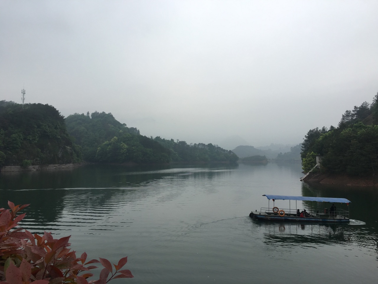  p>石鹅景区位于武义县城西8公里处的桃溪滩境内,面积10平方公里,分石