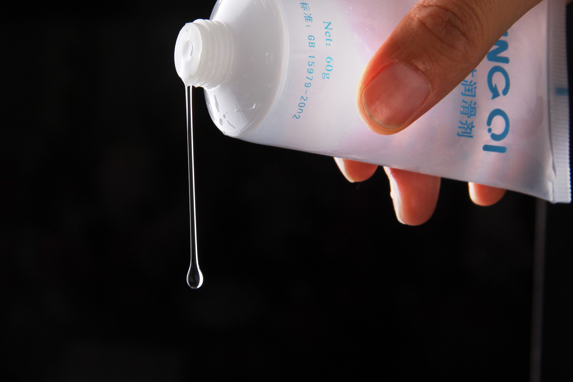  p>人体润滑剂是有别于机械使用,特别为人体设计的润滑剂,具有广泛的