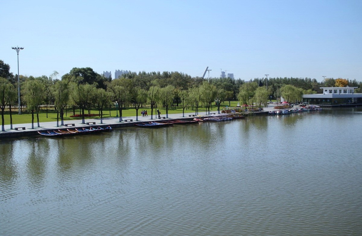 太阳湖滨河公园