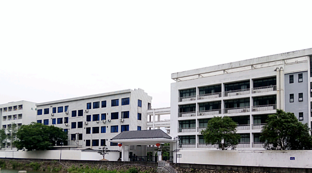  p>乐清市芙蓉中学创办于1958年,位于雁荡山的南大门,属于浙江省首批