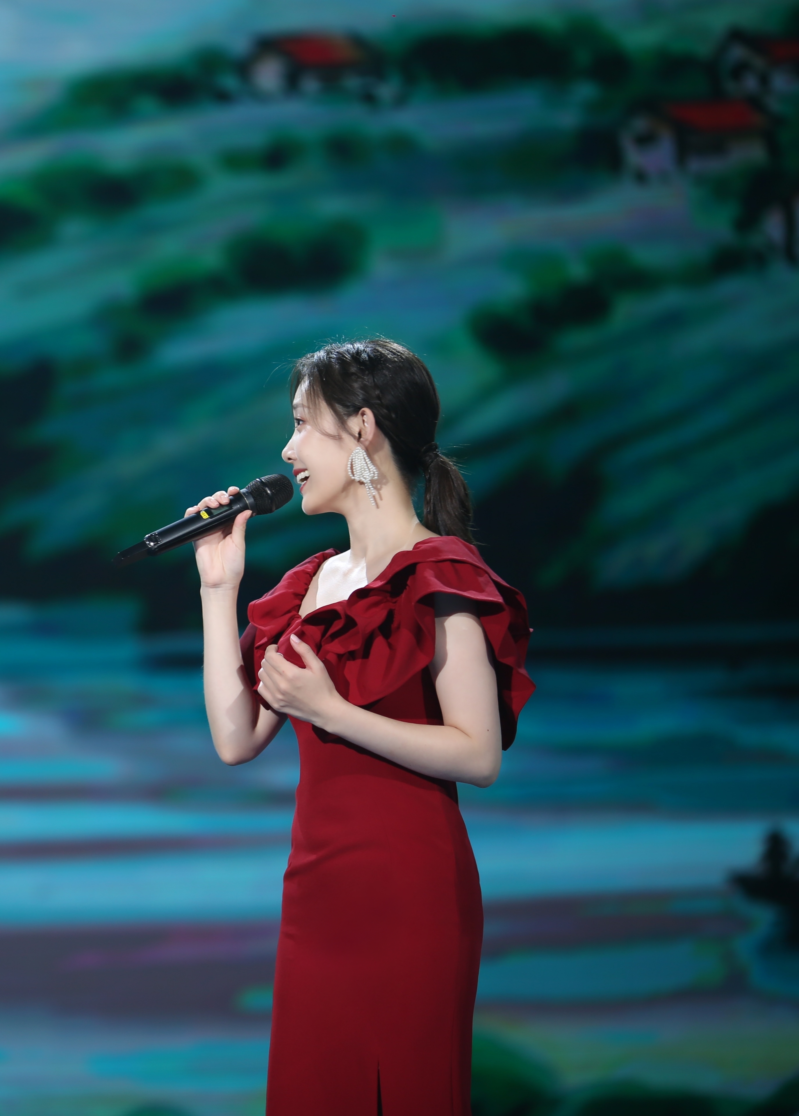 朱婧佳 /b>,中国内地新晋女 a target="_blank" href="/item/歌手