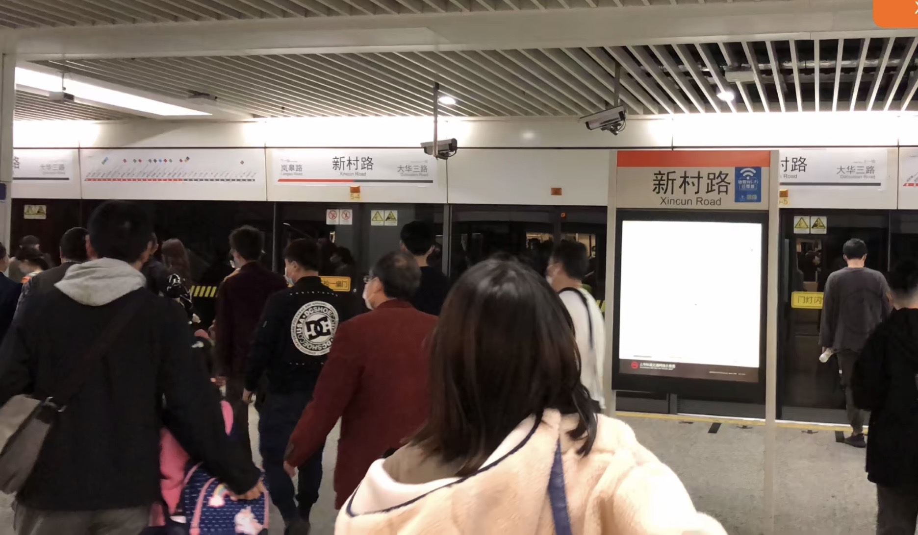  p>新村路站(xincun road station),位于上海市普陀区岚皋路新村路