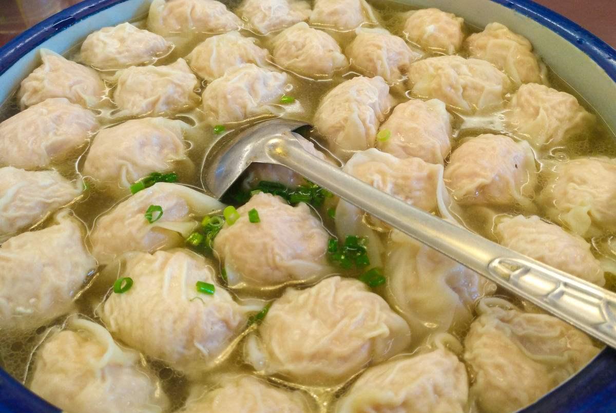  p>天台扁食是浙江省台州市的一道特色小吃,属于浙菜系,因发源于天台