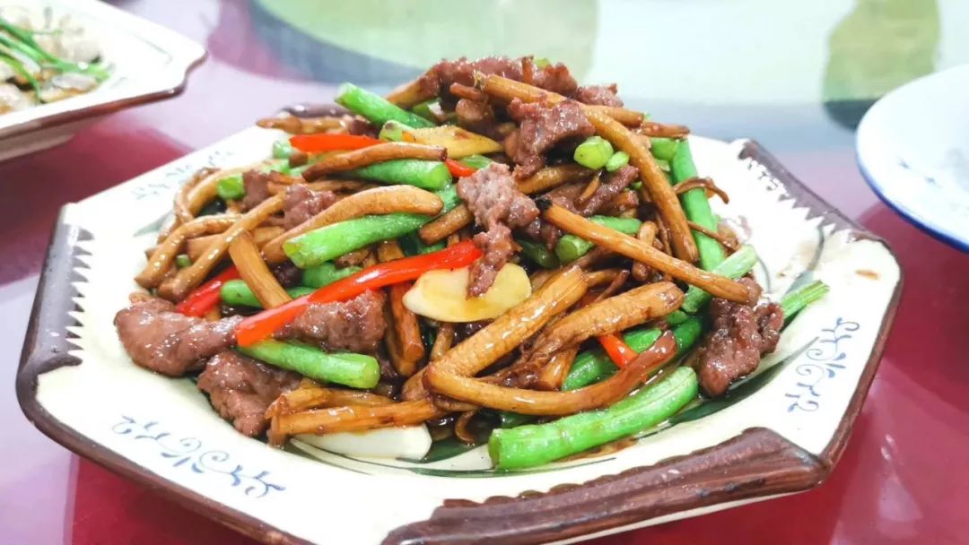  p>茶树菇炒牛肉,英文名tea mushroom fried beef,主料为牛肉,辅料为