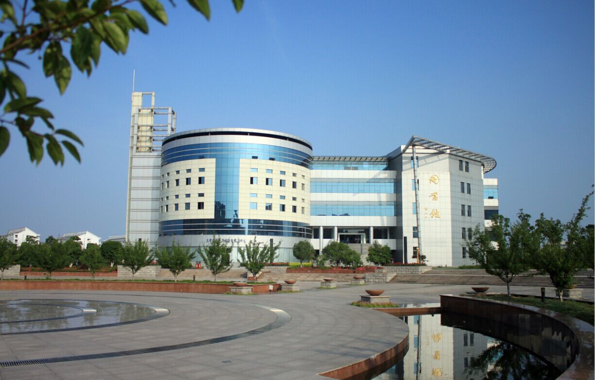 p>安徽建筑大学( i>anhui jianzhu university /i>),简称安建大,坐落