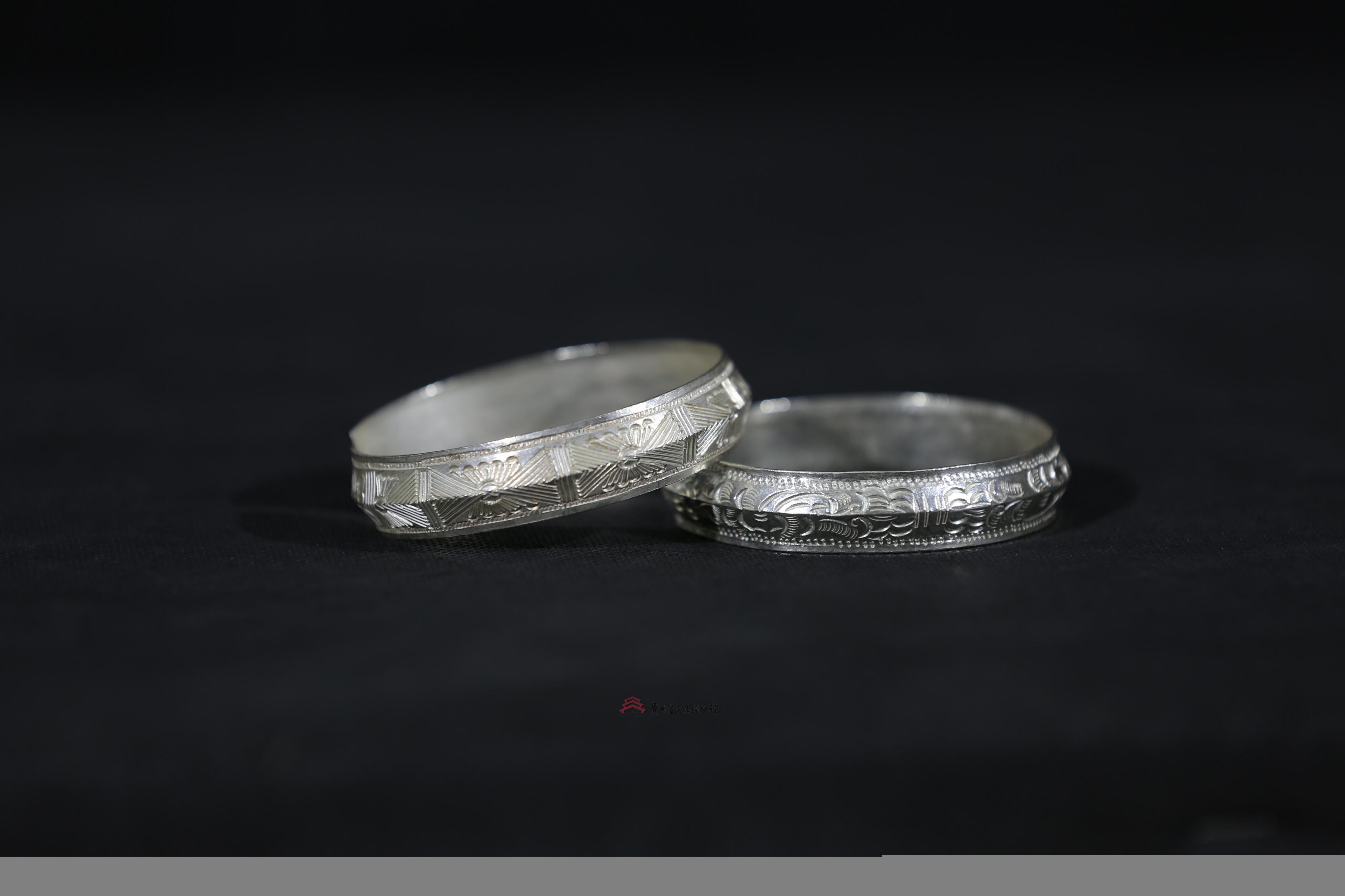 当代云南文山州麻栗坡瑶族花草动物纹银手镯