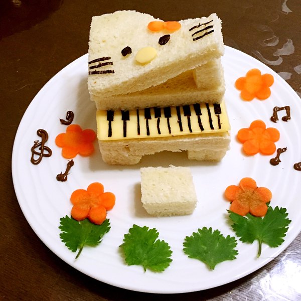  p>土司钢琴是以土司面包为主料,胡萝卜,黄瓜,蓝莓为辅料的甜点. /p>