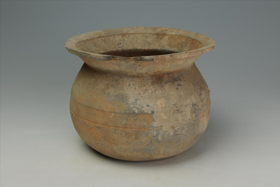 汉灰陶釜