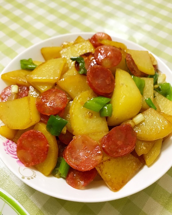  p>土豆炒腊肠是一道美食,制作原料主要有土豆,腊肠,青蒜,柠檬汁. /p>