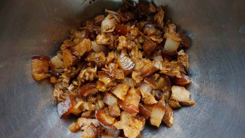 送上先香菇卤肉丁,我今天的这款菜里面还多了一份江笋,没