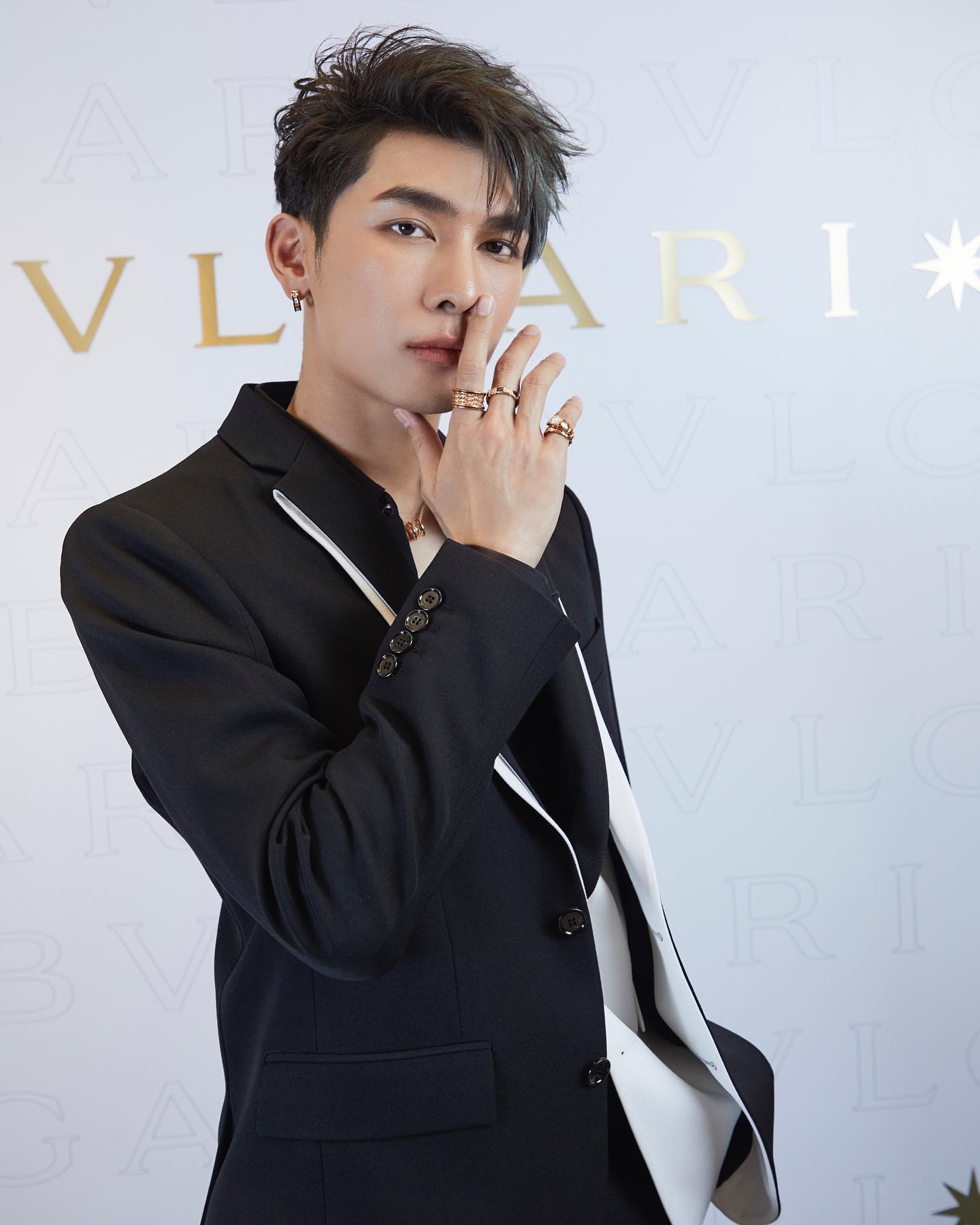 1991年2月21日出生于泰国暖武里府,泰国男演员,歌手