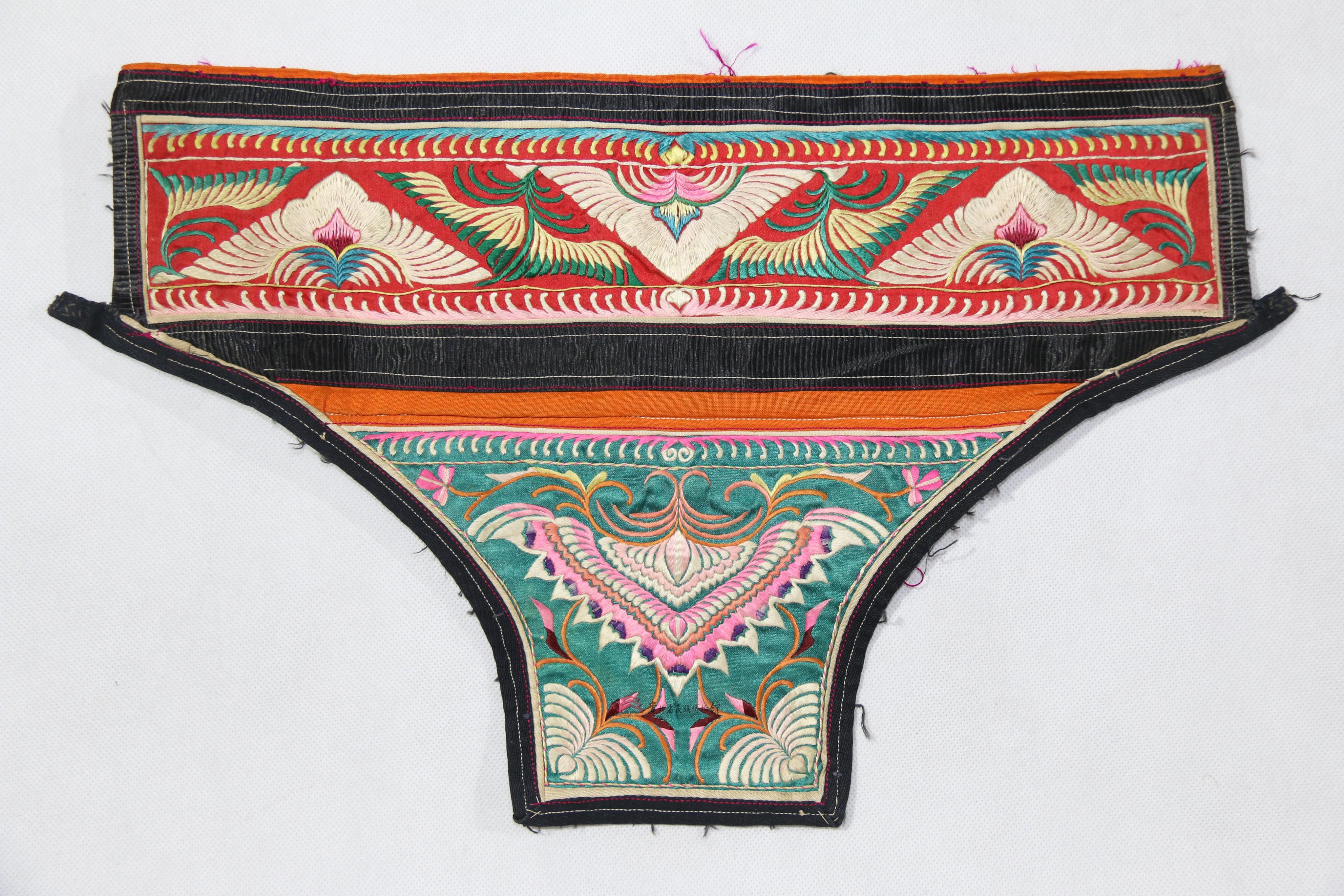 当代安顺苗族破线绣花胸围绣片