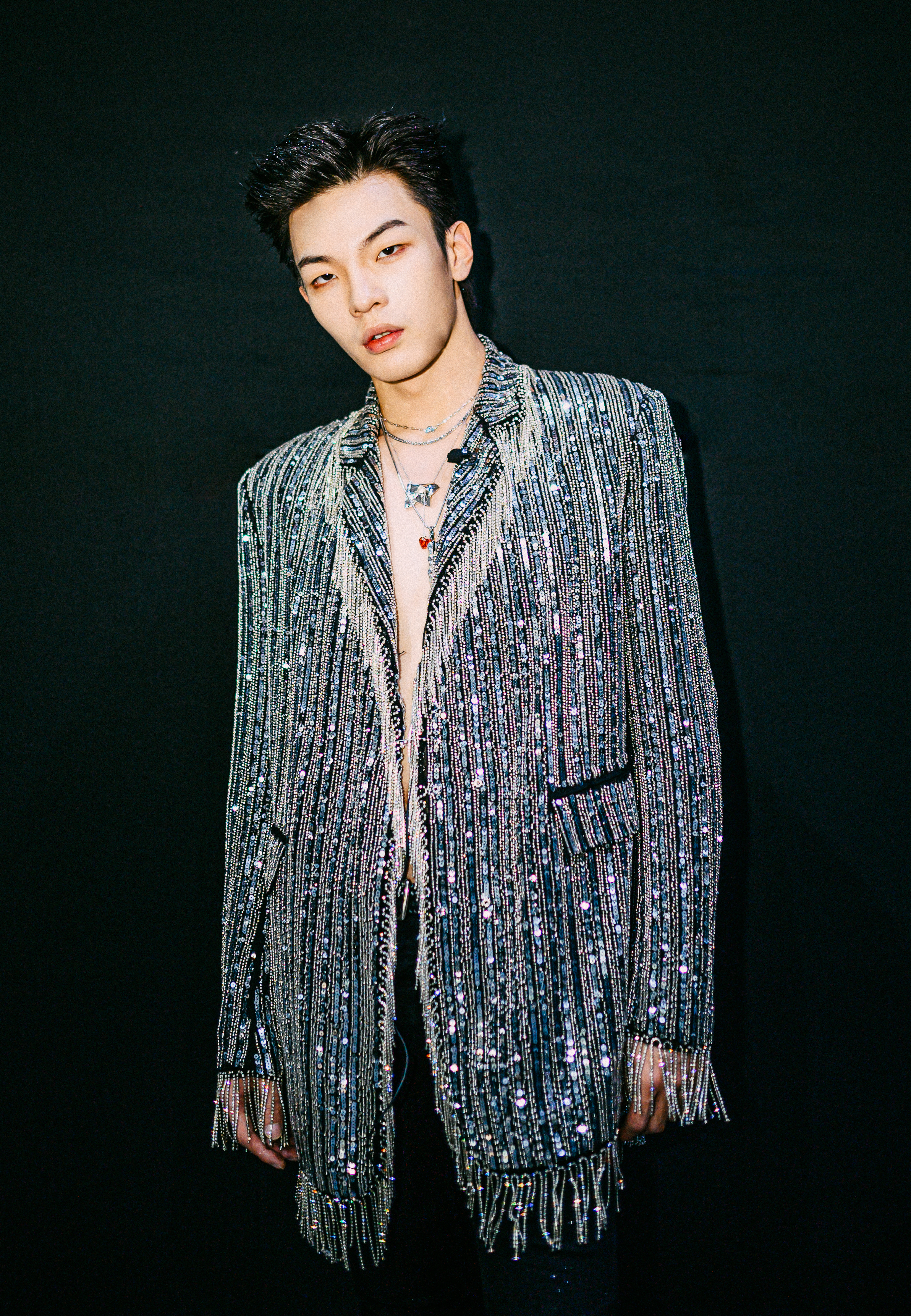 b,本名白景屹,1997年7月20日出生于陕西省西安市,中国内地说唱男歌手.