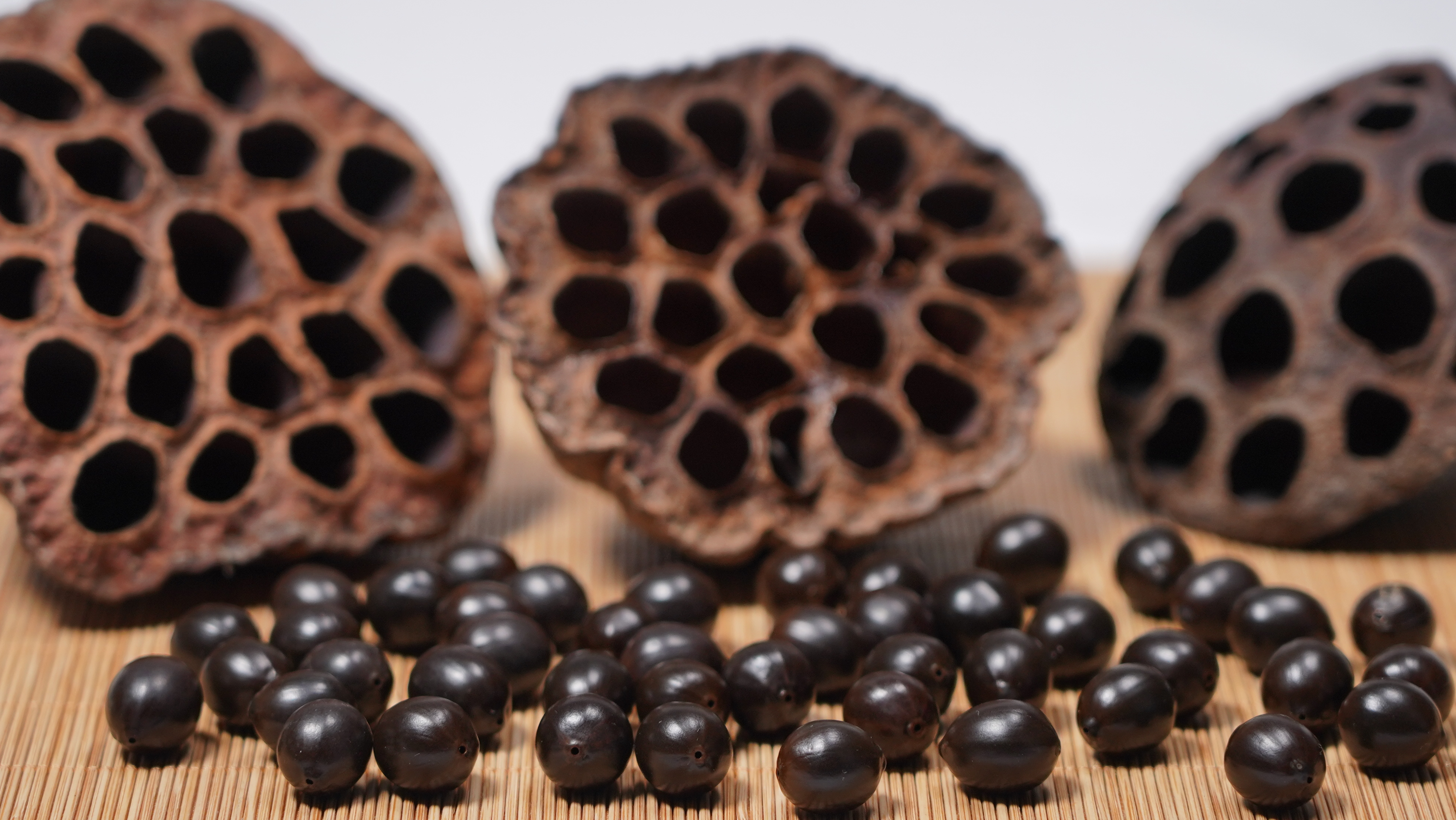 2196218">爱莲说 /a>》流行于北宋末年,是由莲蓬中的莲子穿串组合而成