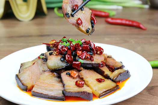  p>豆豉蒸腊肉是一道传统湘菜.主要食材是腊肉和豆豉. /p>