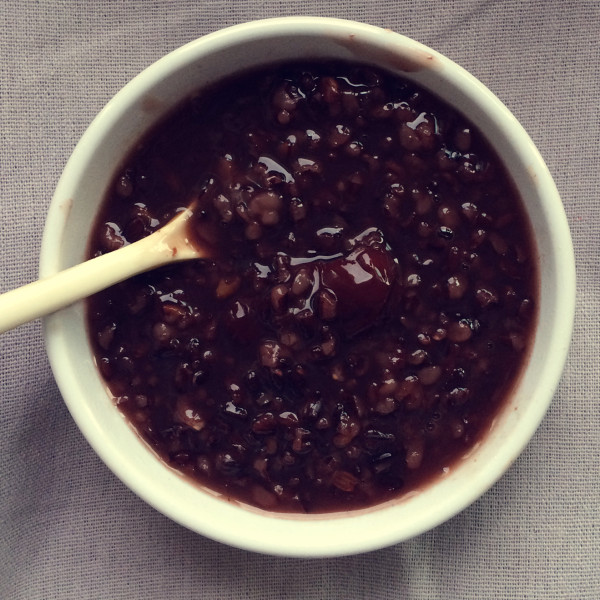  p>血糯红枣粥是一道以红枣,血糯米为主要食材的养生菜肴. /p>