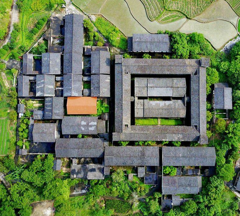  p>客家围屋,又被称为围村,围村屋,围屋村,土围,水围,围堡,客家围等