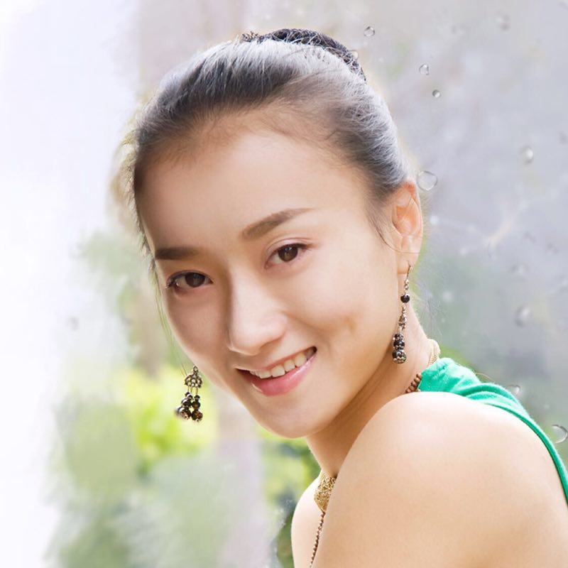 杨舞就读于 a target="_blank" href="/item/云南艺术学院/211443"