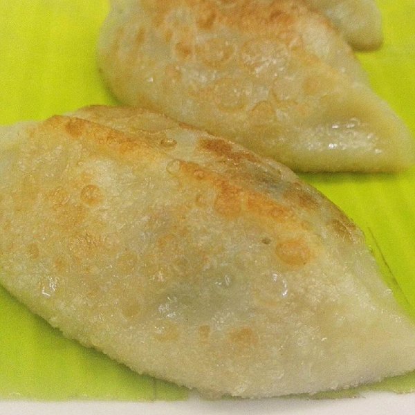 "灯盏粄"这个奇特的名字起源于它这个特别的制作工具——平底铁勺.