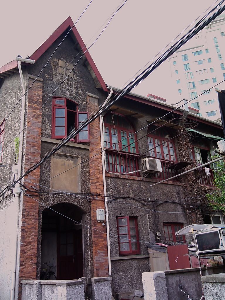  p>在上海东北角的杨浦境内隆昌路上有日式建筑群,世称:白林寺.