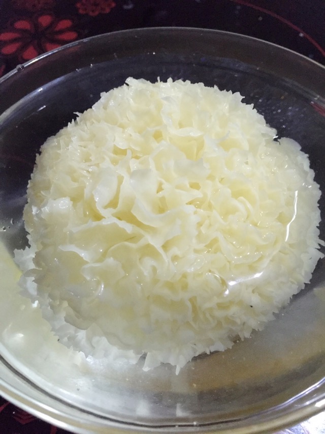  p>银耳是担子菌门,银耳纲,银耳目,银耳科,银耳属真菌的子实体,又称作