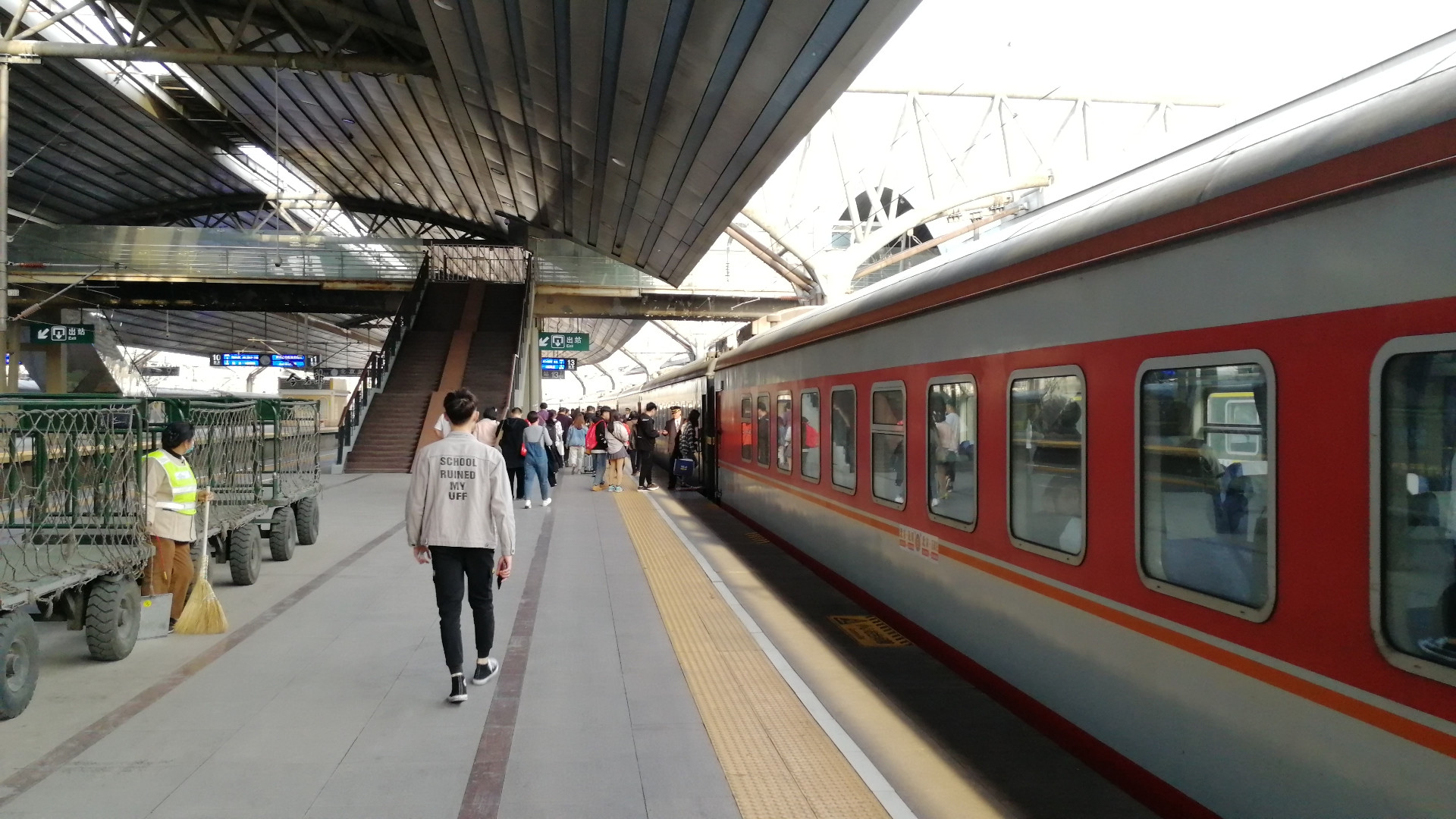  p>"红皮车"是对一种特定涂装的 a target="_blank" href="/item/中国