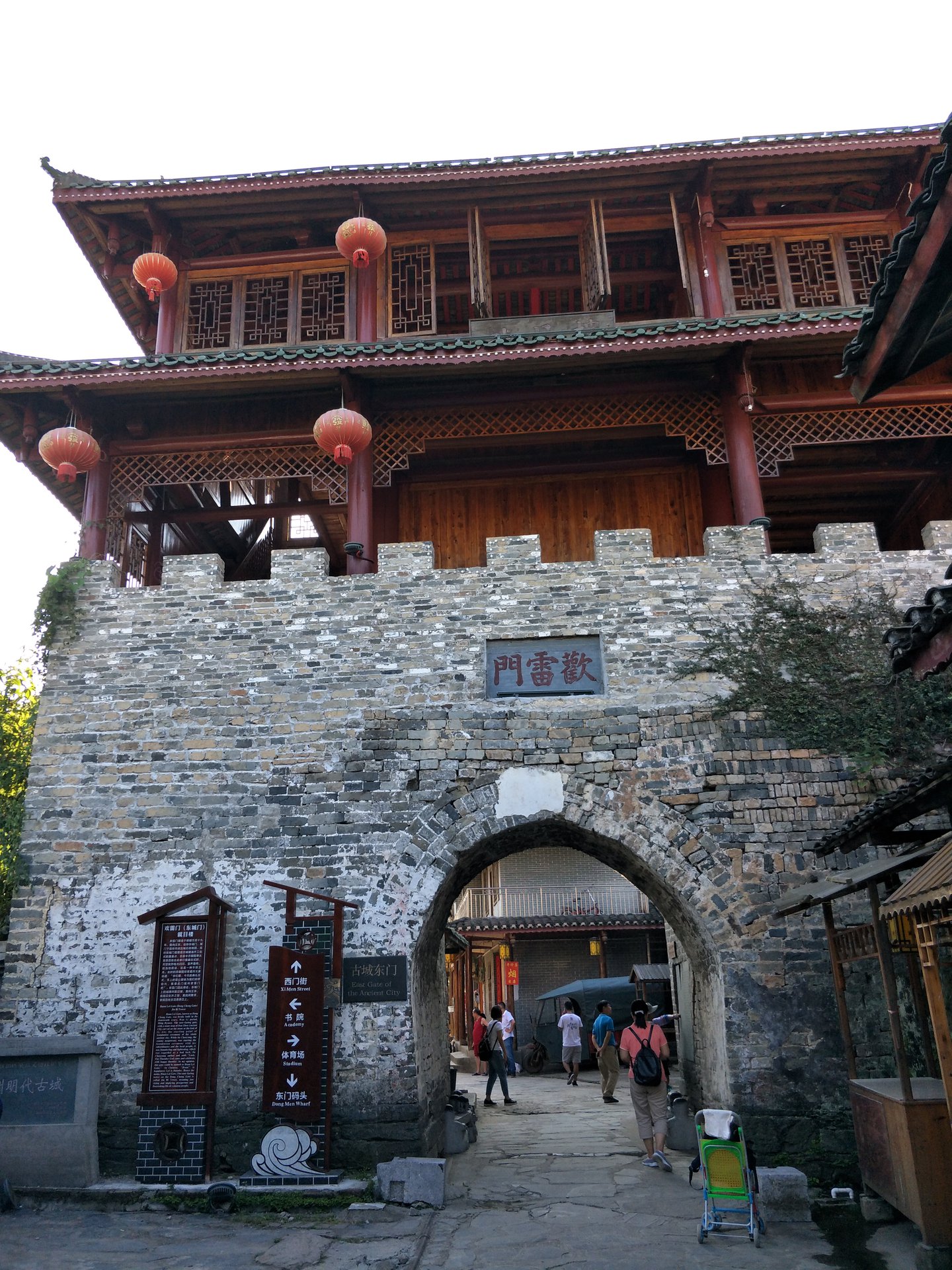  p>欢雷门位于三江县(旧称怀远县)丹洲古城东面,俗称东门.