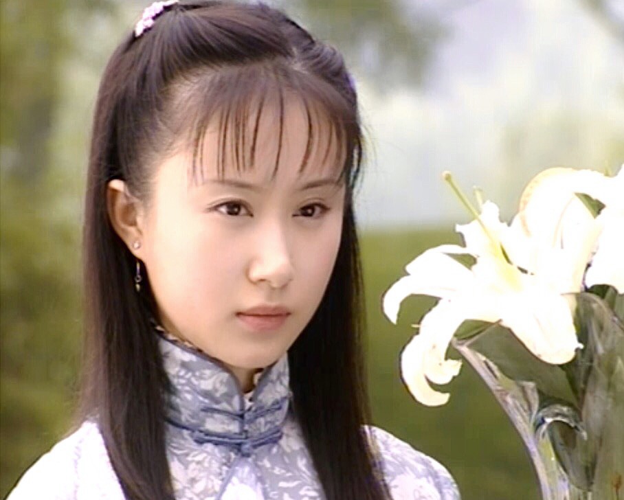 祖籍重庆,自幼在北京长大,中国内地女演员,歌手,毕