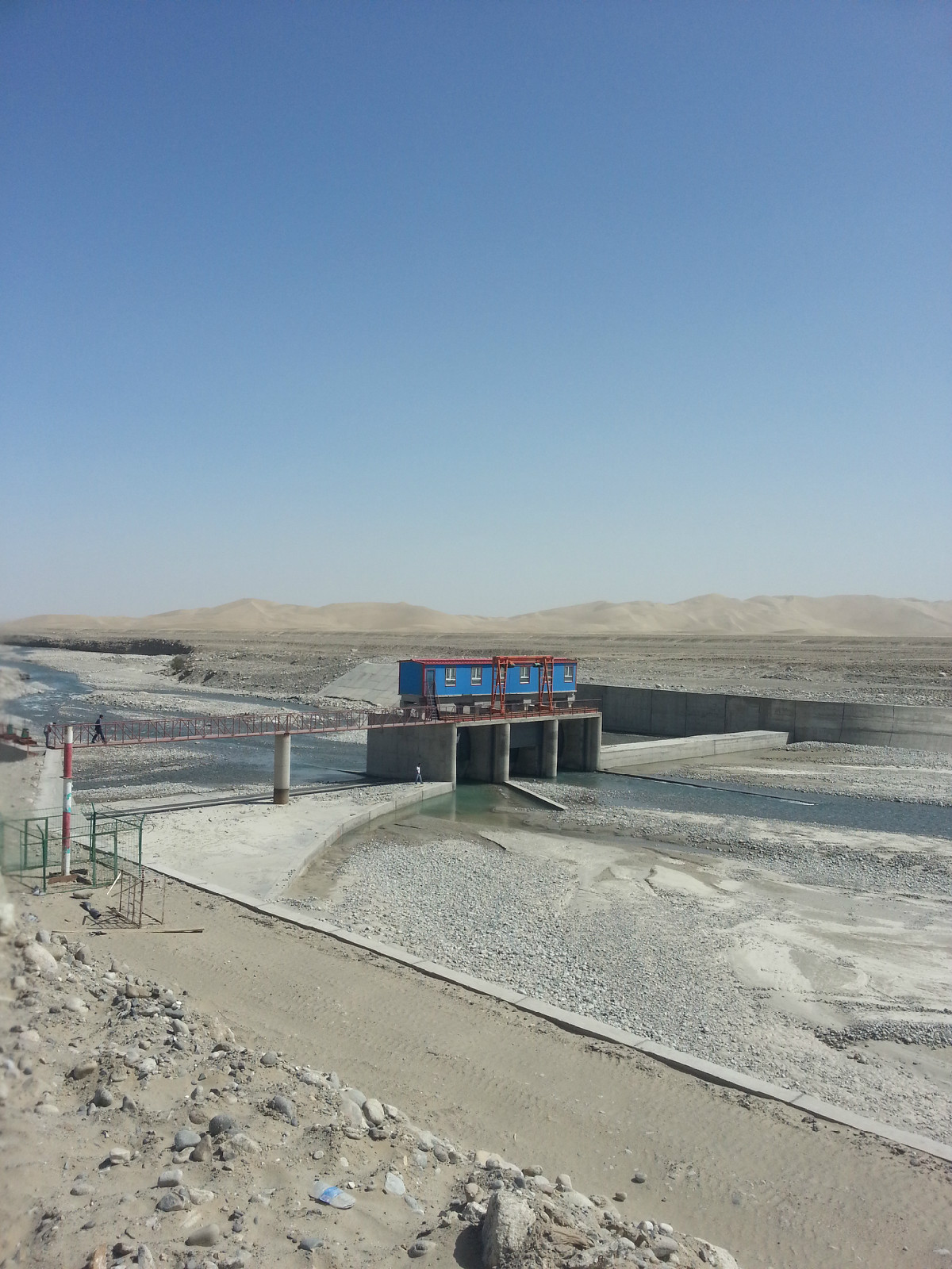  p data-id="gnwi2d8x46">通过坝顶带有栏栅的引水廊道取水,它适用于