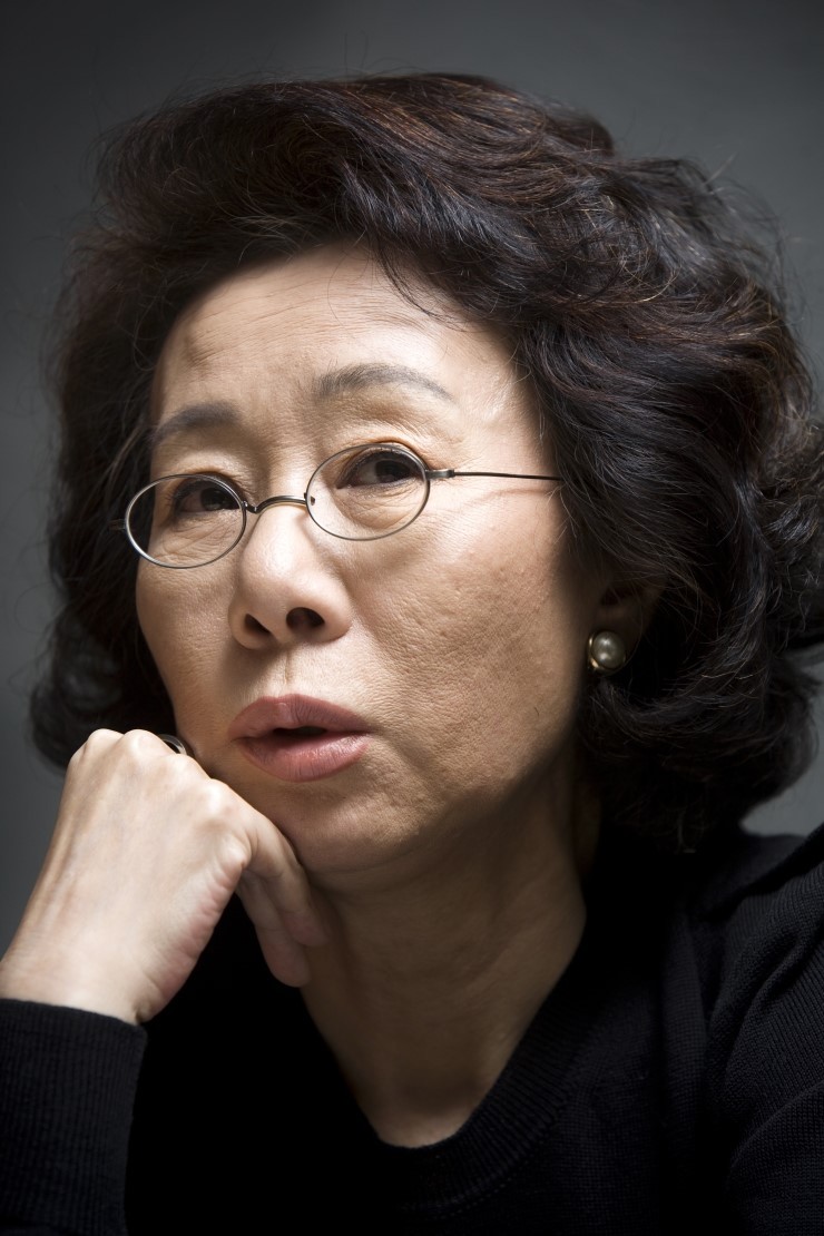  p data-id="gnt7b9ew72">尹汝贞,1947年6月19日出生于韩国京畿道开