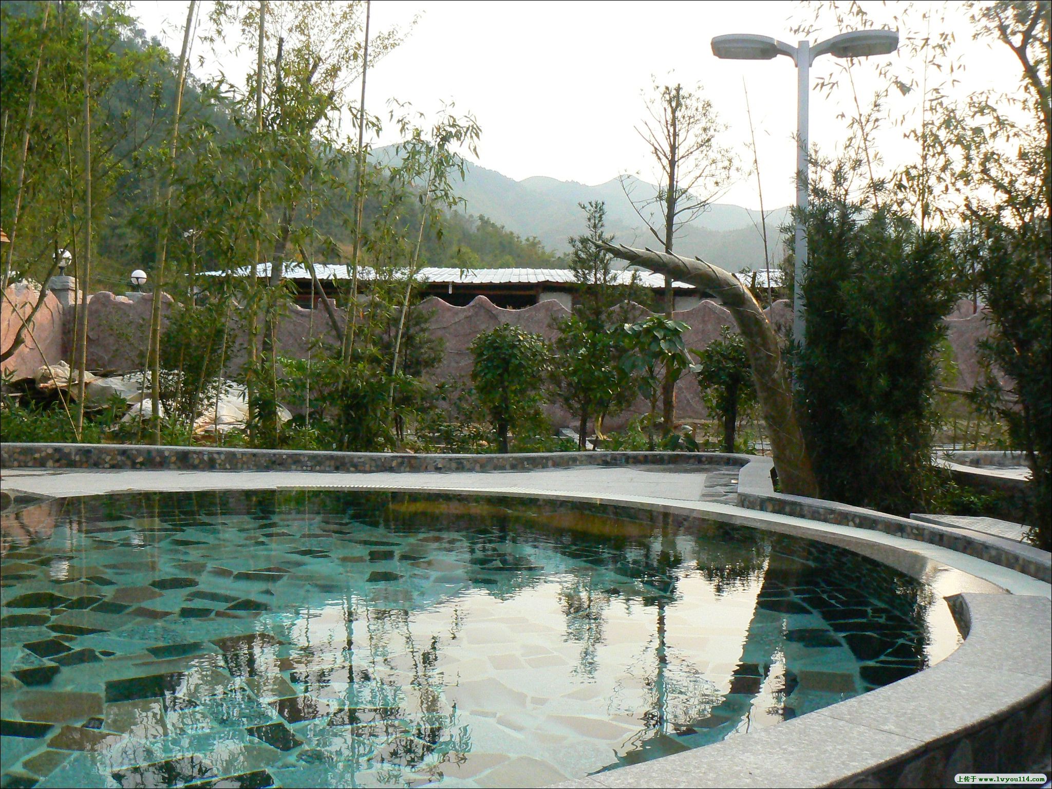  p>素有"新丰江源头高山仙泉"美称的云髻山温泉度假山庄位于广东省